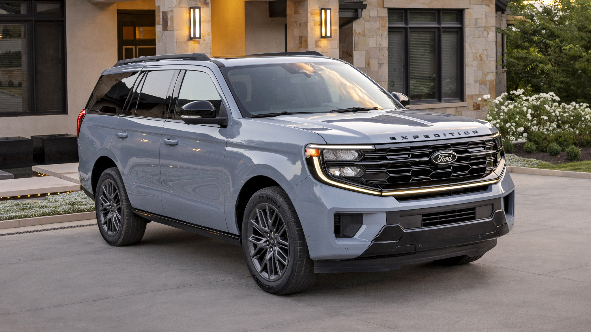 The latest version of the Ford Expedition traverses rough terrain and the new digital age. See how it drives with Senior Editor, Aaron Gold, behind the wheel.